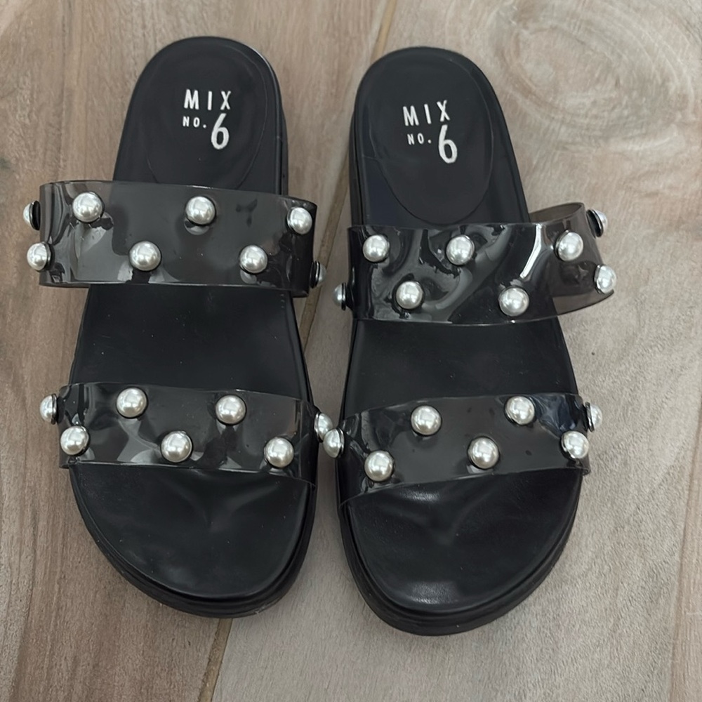 Comfortable jelly strap sandal! Vegan leather footbed. Size 7.5